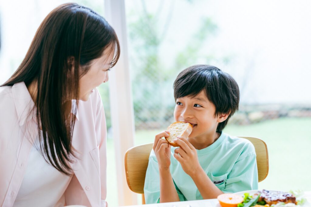オーディション後に母親と食事を楽しむ男の子