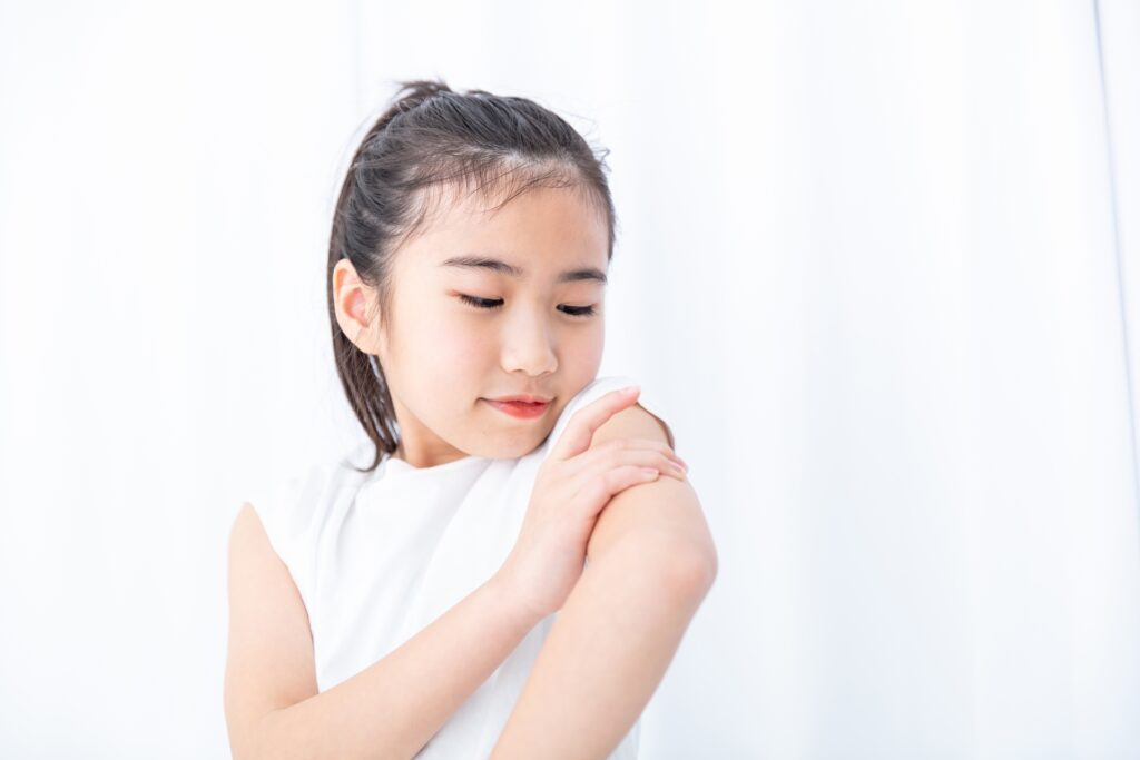 ムダ毛処理をする小学生の女の子